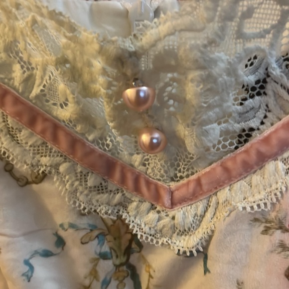 Kitten D’amore. Designed in Australia. AU Size 6 - Picture 6 of 12